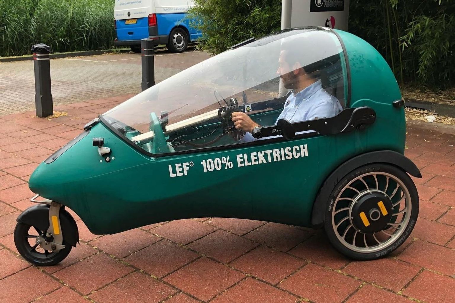 Pakiruumi on Hollandis toodetaval LEF-nimelisel kolmerattalisel autol 50 liitrit, millesse mahub ära kopsakam poekottki.