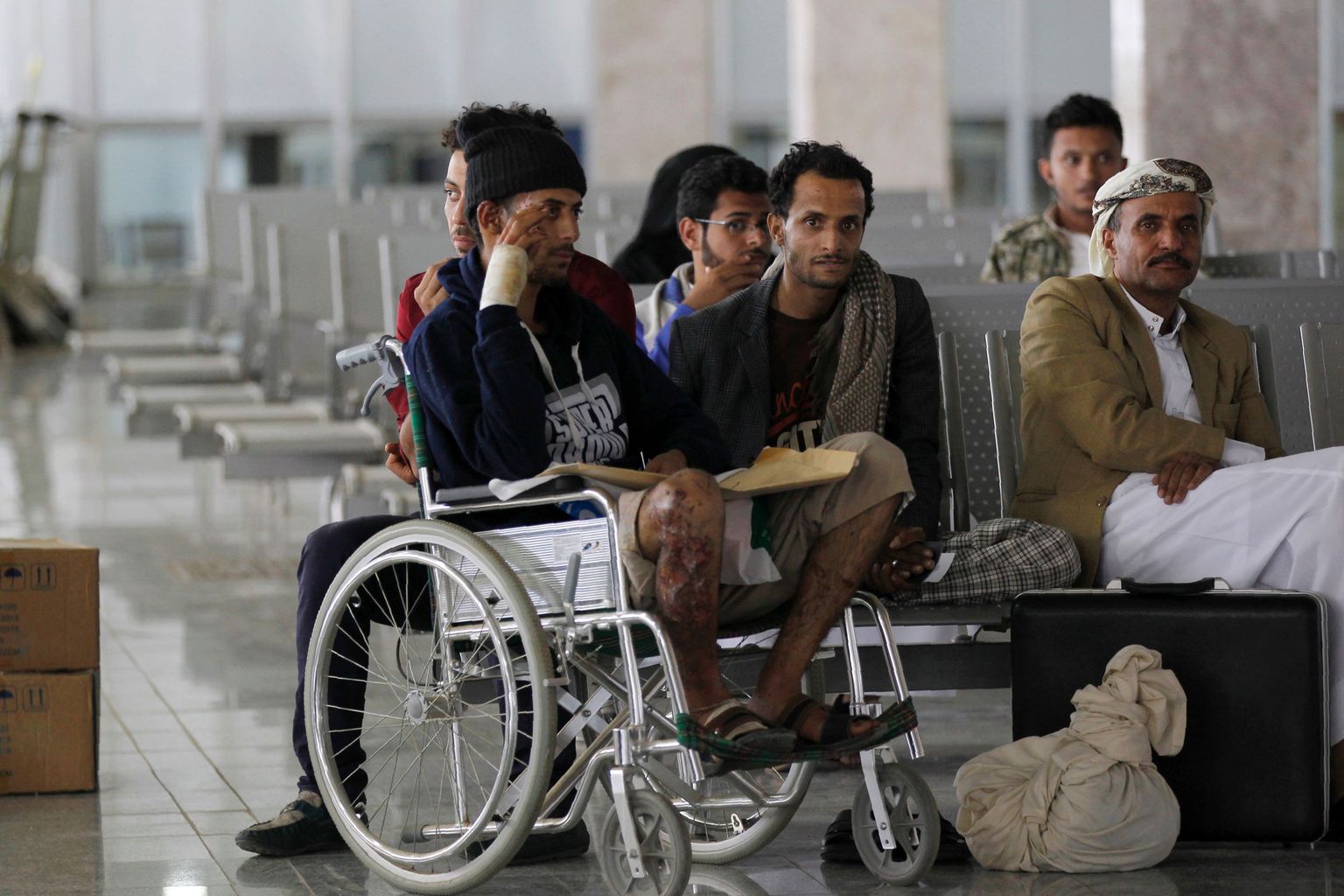 Haavatud ootavad Sanaa lennuväljal Omaani lennukit.