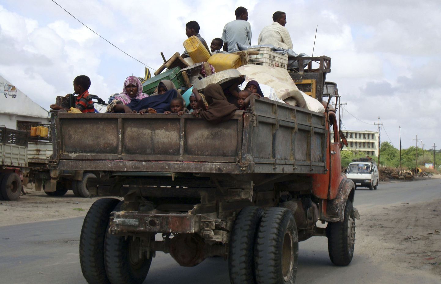 Somaalia tsiviilelanikud põgenemas Muqdishos puhkenud lahingute eest.