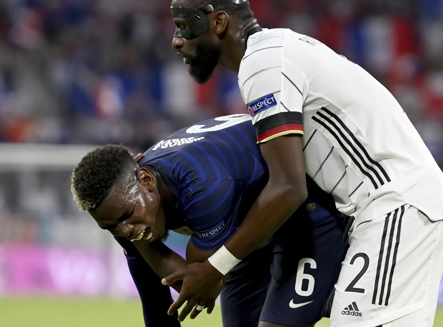 Saksa vutimees Antonio Rüdiger (paremal) ja valugrimassides Prantsusmaa supertäht Paul Pogba.
