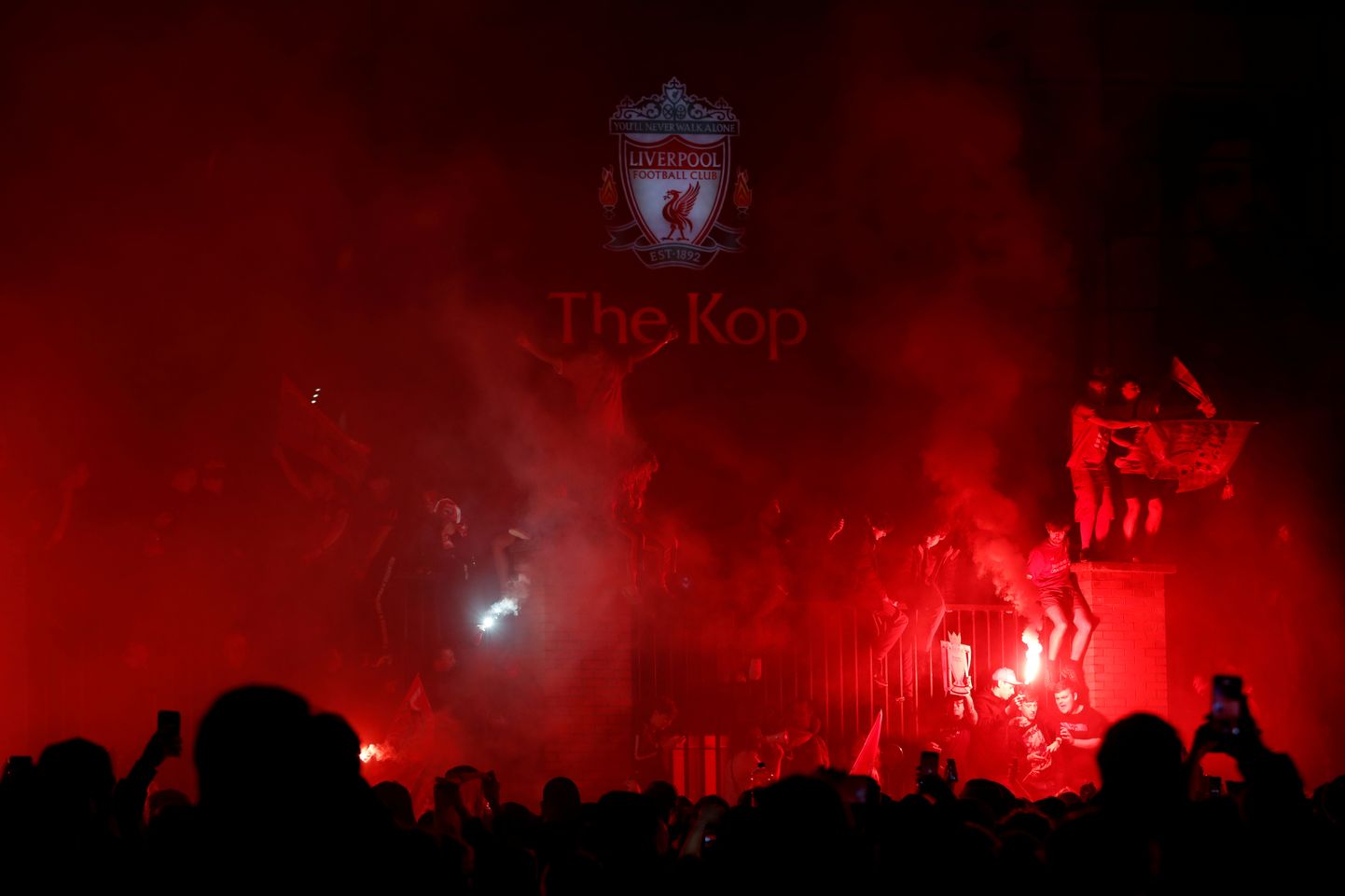 Liverpooli fännid staadioni ees tähistamas.