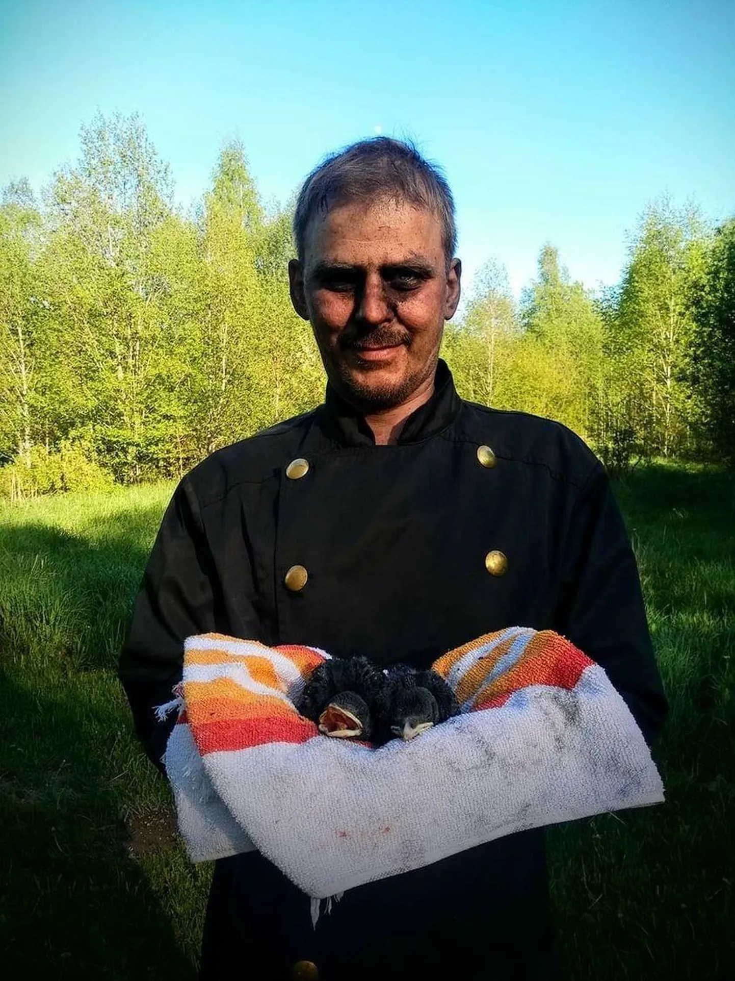 Korstnapühkija Jaanus Heinsalu on suure südamega mees, kes ei jätnud lõõrist alla kukkunud linnupoegi saatuse hooleks.