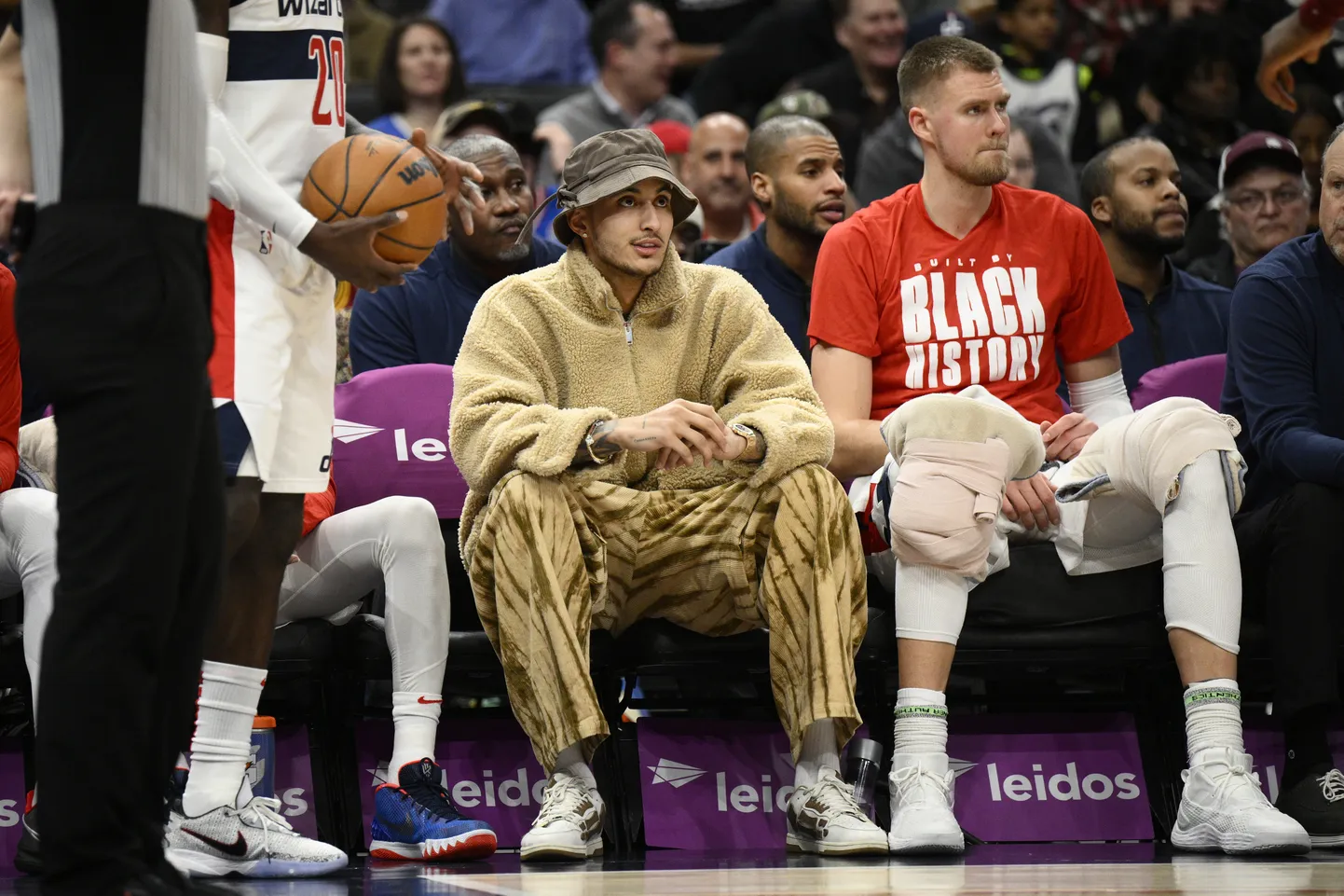 NBA spēlētāji Kails Kuzma un Kristaps Porziņģis