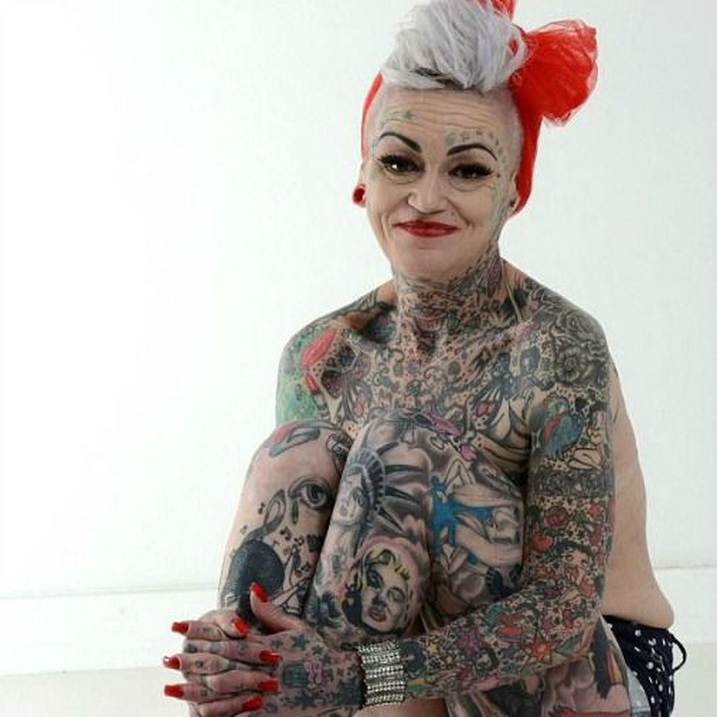 Женщина в татуировках