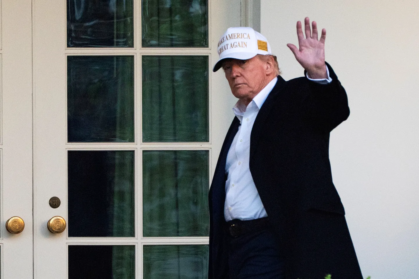 Donald Trump Valge Maja ees.