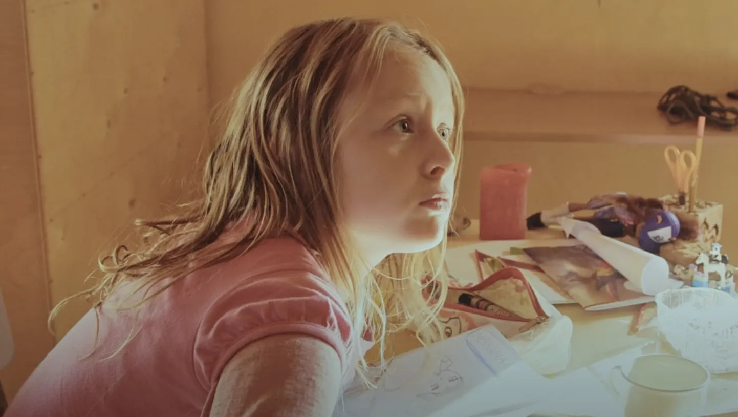 Margit Lillaku uus dokumentaalfilm «Siit ta tuleb, Roosi» jutustab loo noorest tüdrukust Roosist, keda filmitegija jälgis kümne aasta vältel.