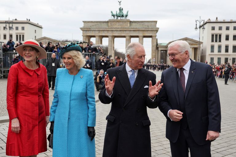 Saksamaa presidendi abikaasa Elke Buedenbender, Suurbritannia kuninganna Camilla, kuningas Charles III ja Saksamaa president Frank-Walter Steinmeier Brandenburgi väravate juures. 