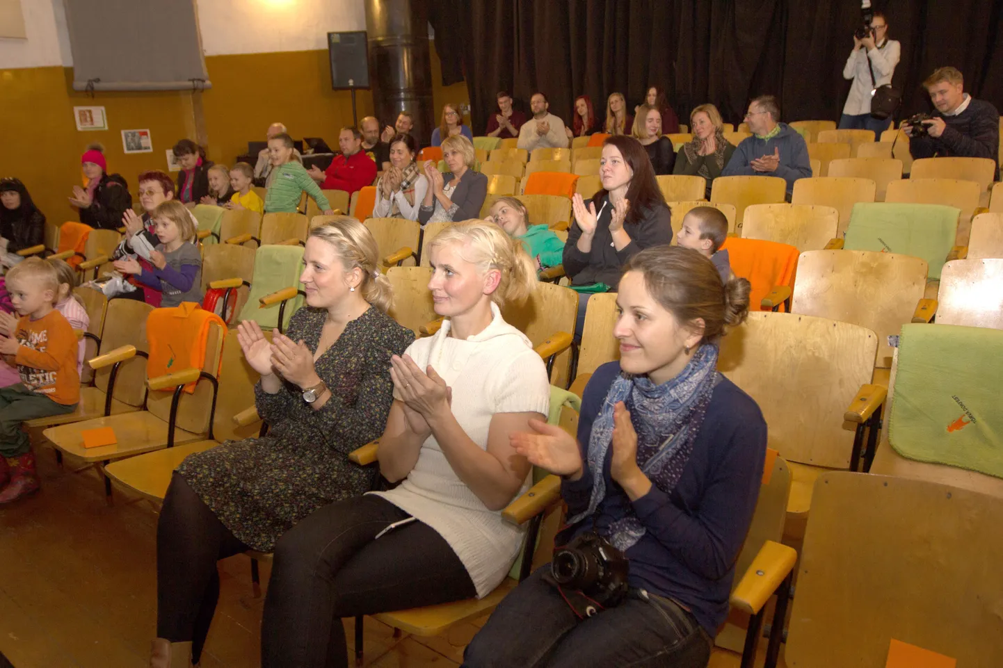 Kuigi päris täissaalile filmid ei läinud, polnud ühelgi seansil publikut ka häbiväärselt vähe. Kohalolijad aga kostitasid filme ning esinejaid sooja aplausiga. Saali lisasid soojust ning värvi festivalilogoga fliistekid.