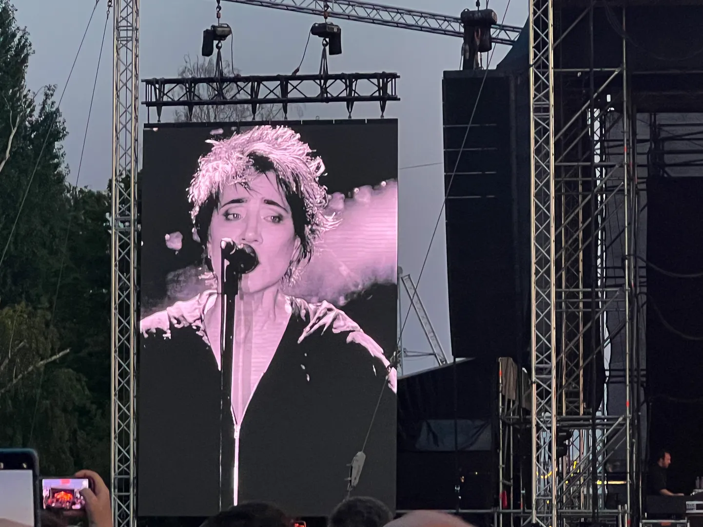 Rīgā uzstājas Kremļa kritiķe Zemfira