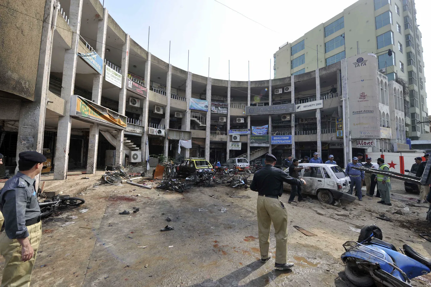 Politseinikud täna enesetapurünnaku sündmuskohal Rawalpindis.