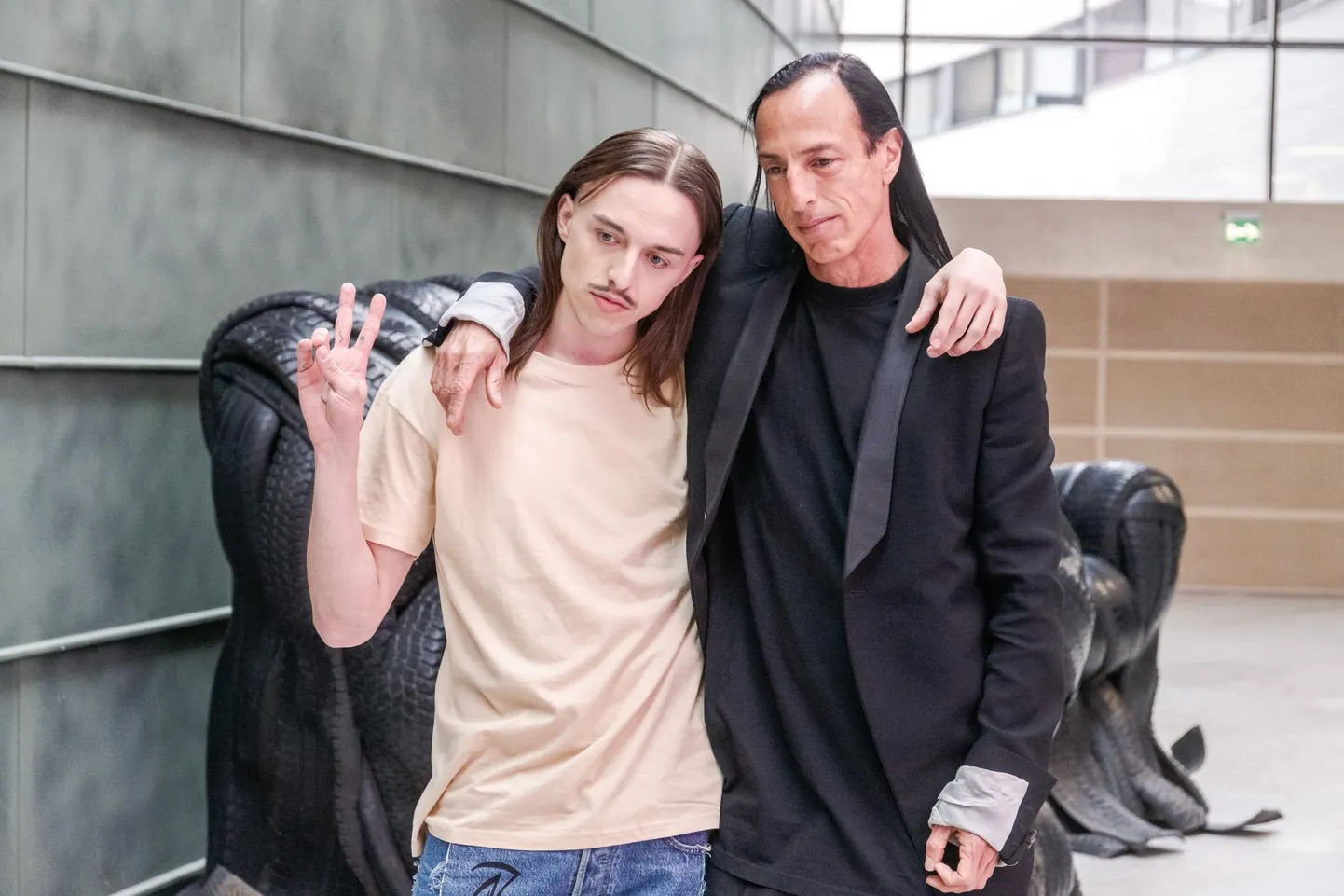 Tommy Cash ja Rick Owens oma ühisnäituse "Süütud ja neetud" avamisel.