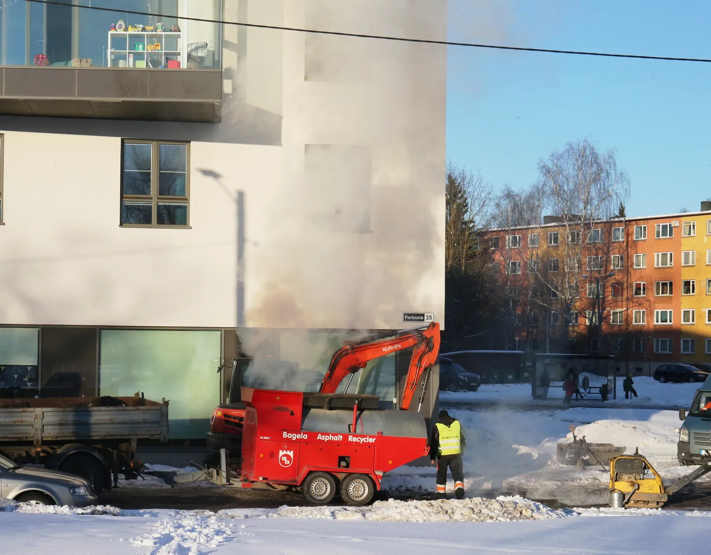 Asfaldimasin Fortuuna tänaval.