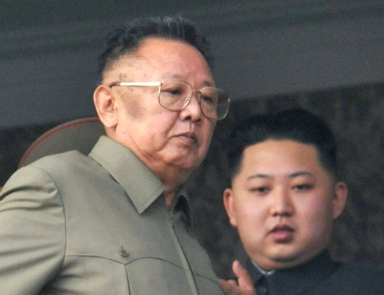 Покойный Ким Ир Сен (справа) и его наследник Ким Чен Ын.