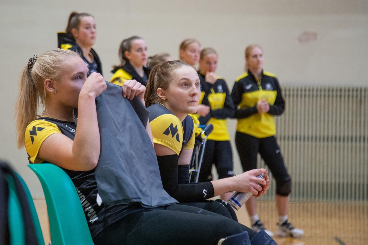 Viljandi Metalli naiskonnal tuli naiste meistriliiga poolfinaalseeria esimeses kohtumises tunnistada Tartu Ülikool/BigBanki 3:0 paremust. Kolme võiduni peetava seeria teine kohtumine on pühapäeval Viljandi spordihoones.