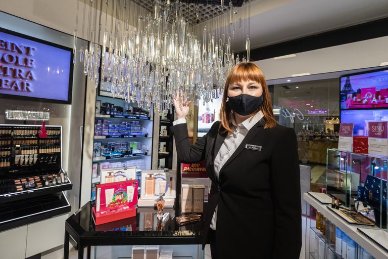 Клавдия Саар рекомендует новогодний макияж начинать с хорошего увлажнения кожи лица