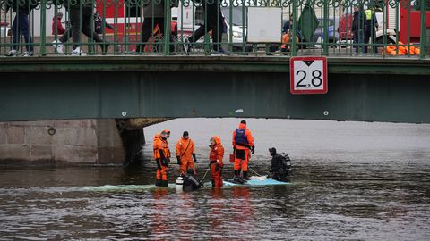 MITU HUKKUNUT ⟩ Peterburis põrutas reisijaid täis liinibuss jõkke ja vajus vee alla