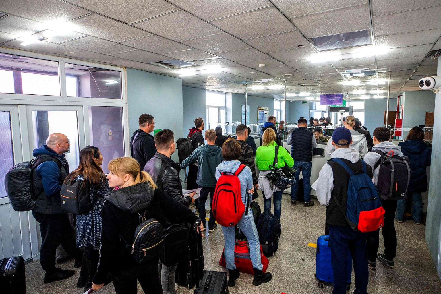 Venemaalt saabuvad inimesed ootamas Mongoolias Altanbulagi piiripunktis 25. septembril. Kasahstani ja Mongoolia piiridel on Venemaa kodanike massilise sissevoolu tõttu ülekoormatud ning inimesed ootavad piiriületust tihti mitu tundi.