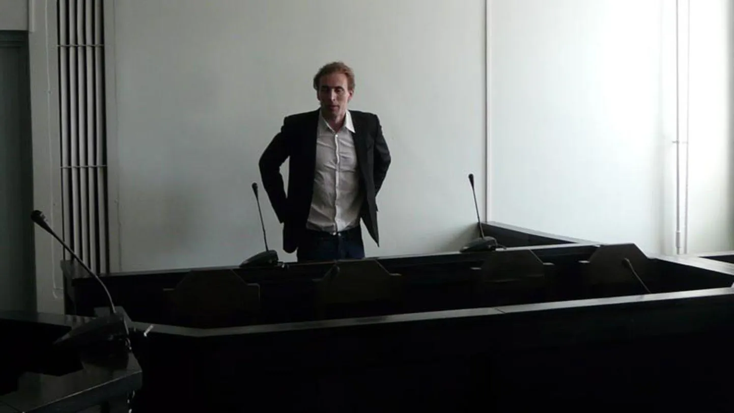 Urmas Sääsk alias Alexander Vest vabastati 2014. aasta suvel otse Harju maakohtu saalis vaatamata süüdimõistmisele, sest ta oli talle mõistetud ligi pooleteise aasta pikkuse vangistuse ära kandnud vahi all olles.