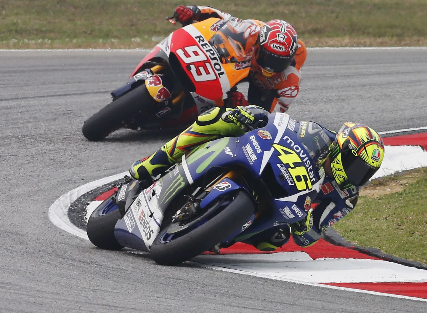 Valentino Rossi (esiplaanil) ja Marc Marquezi duell lõppes hispaanlase kukkumisega.
