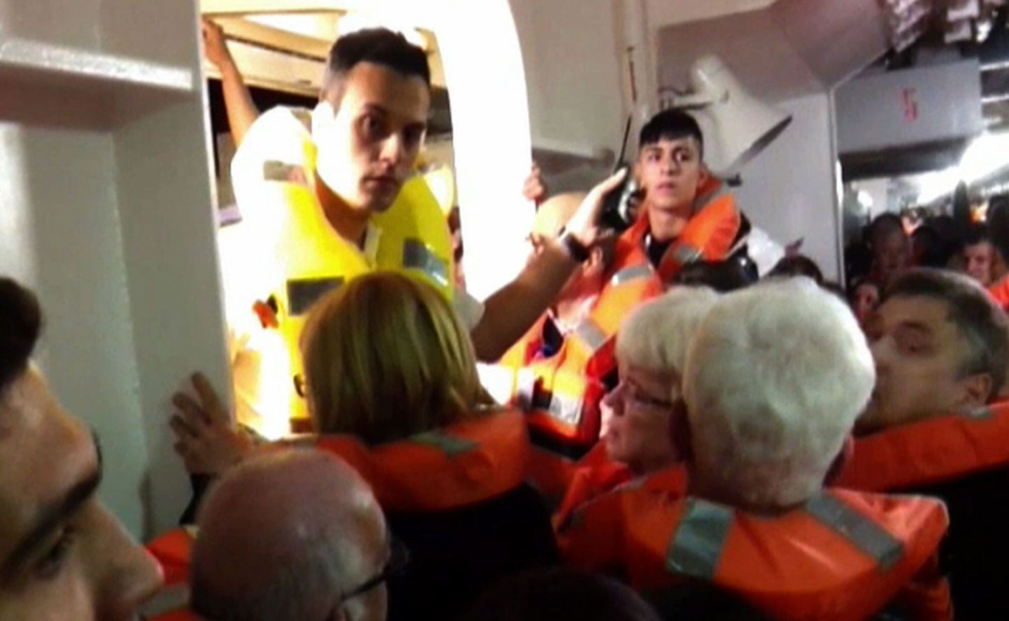 Sky TV Italy amatöörvideo kaader evakuatsioonist Costa Concordialt