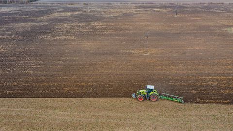 Isesõitvad traktorid säästaks põllumeest ja mulda