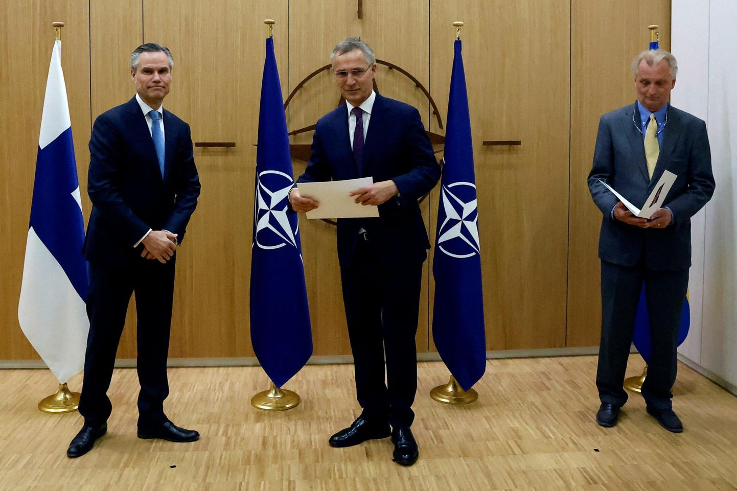 Soome suursaadik Klaus Korhonen, NATO peasekretär Jens Stoltenberg ja Rootsi suursaadik Axel Wernhoff 18. mail, kui õhinat põhjustas see, kas esimesena jõuab alliansi kätte Soome või Rootsi paber.