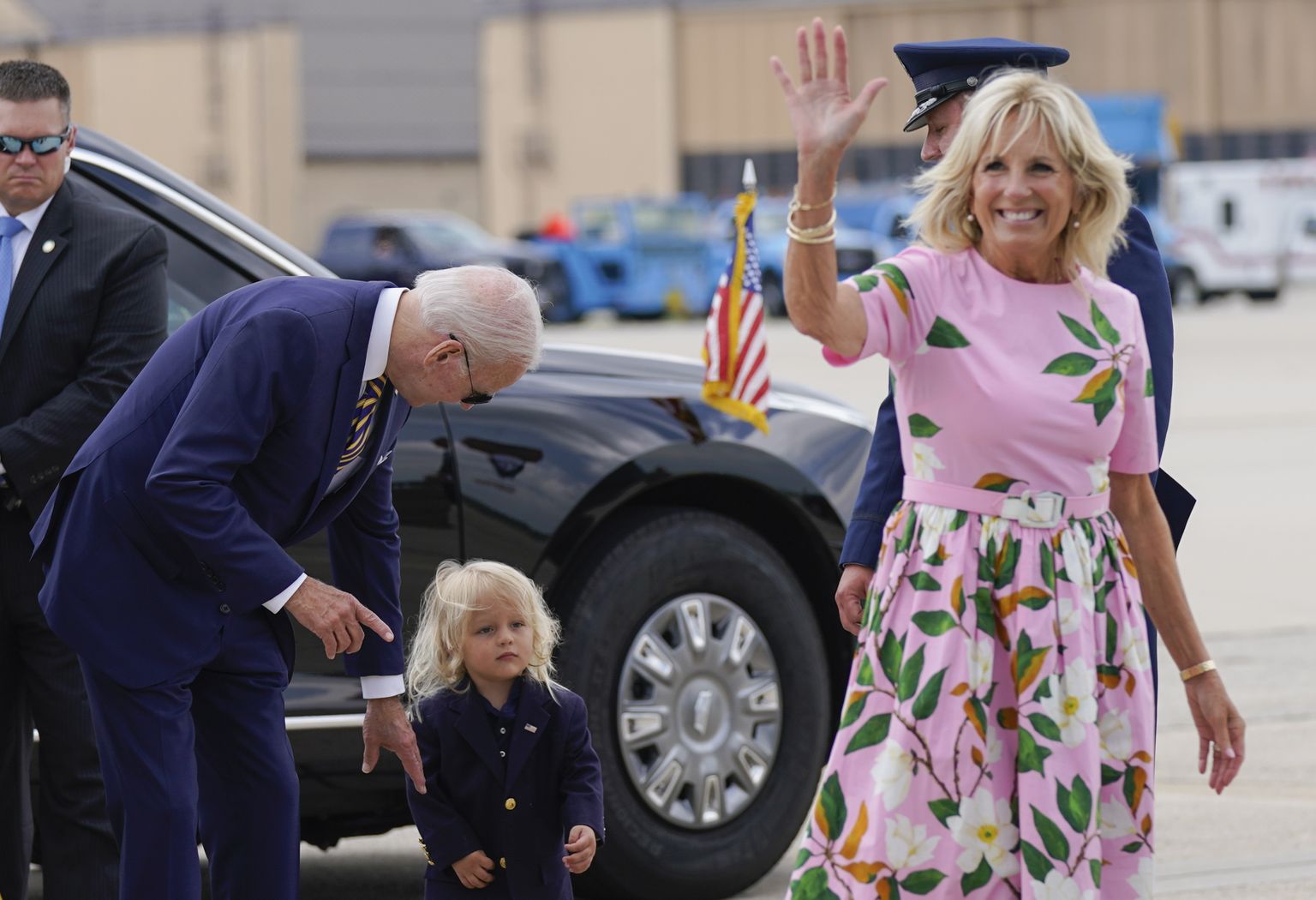 Esileedi Jill Biden lehvitamas kaamerale tänavu 10. augustil Marylandi osariigis Andrewsi õhuväebaasis. Taamal president Joe Biden lapselapse Beau'ga.