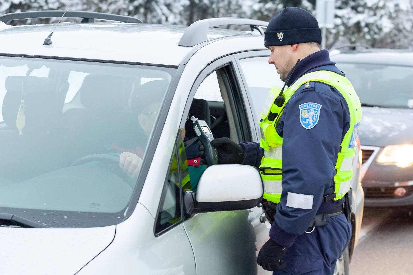 Eestis algab kriminaalvastutus joobes juhtimise eest, kui inimese ühes liitris väljahingatavas õhus on rohkem kui 0,75 milliliitrit alkoholi. Foto on illustratiivne ja pärineb mõne aasta taguselt Ida-Virumaal toimunud politsei puhumisreidilt.