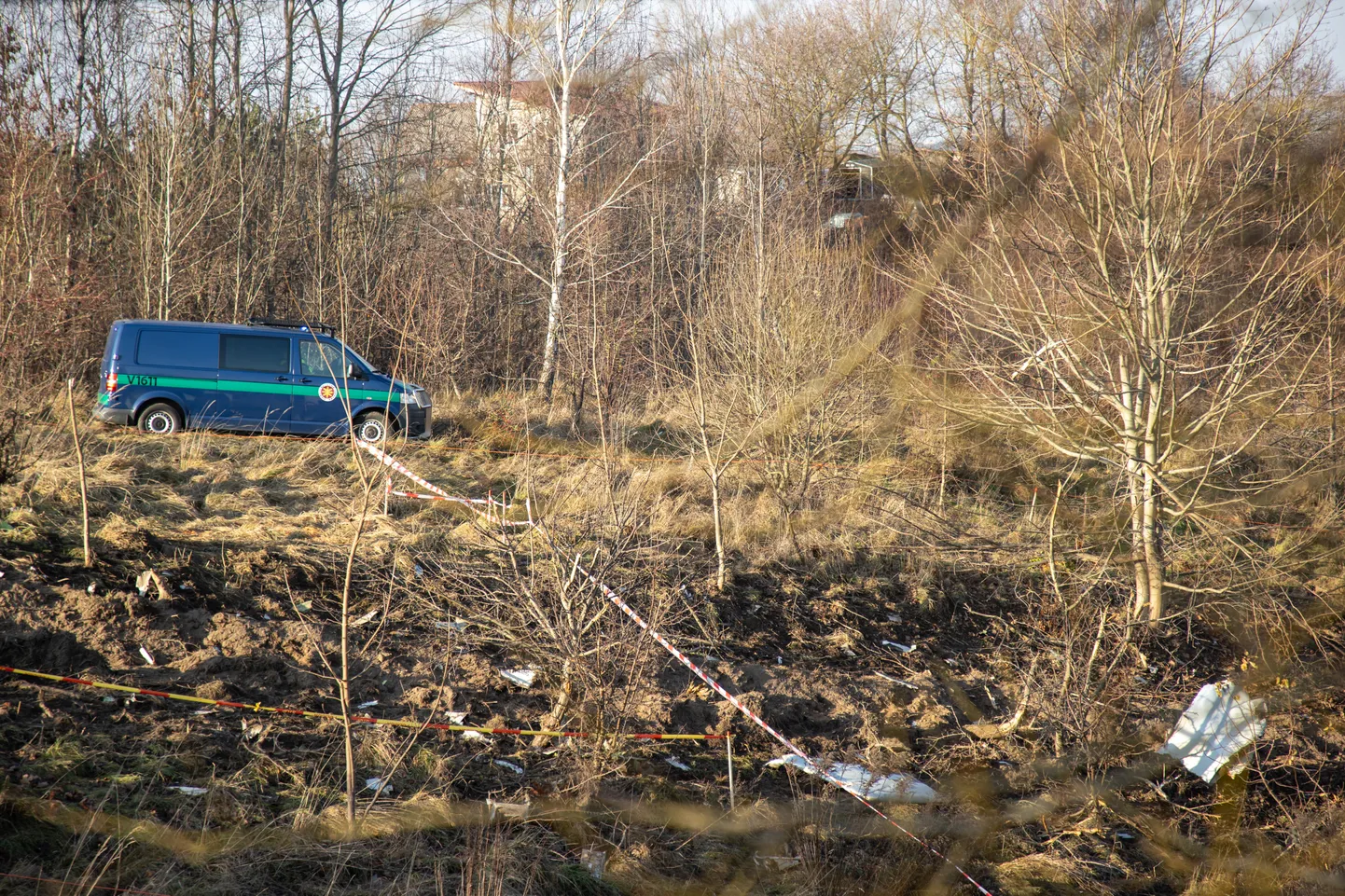 Место крушения грузового самолета DHL, разбившегося вчера рано утром в Вильнюсе, второй день находится под наблюдением полиции.