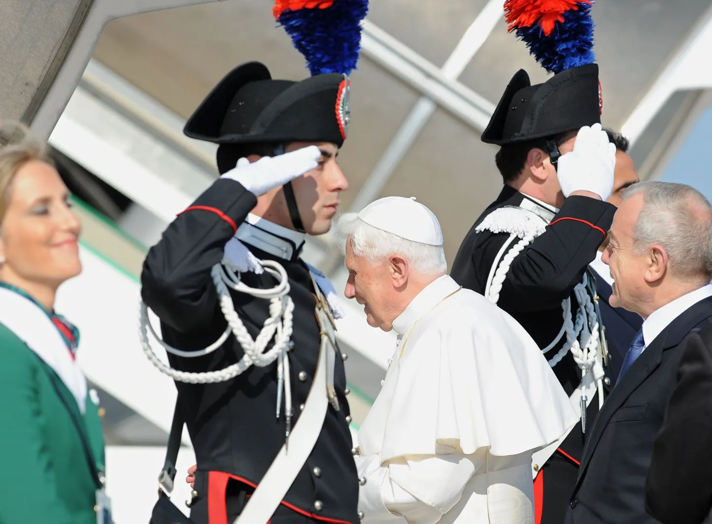 Katoliku kiriku pea, paavst Benedictus XVI astumas Alitalia Boeing 777 pardale, et lennata Aafrika ringreisile.
