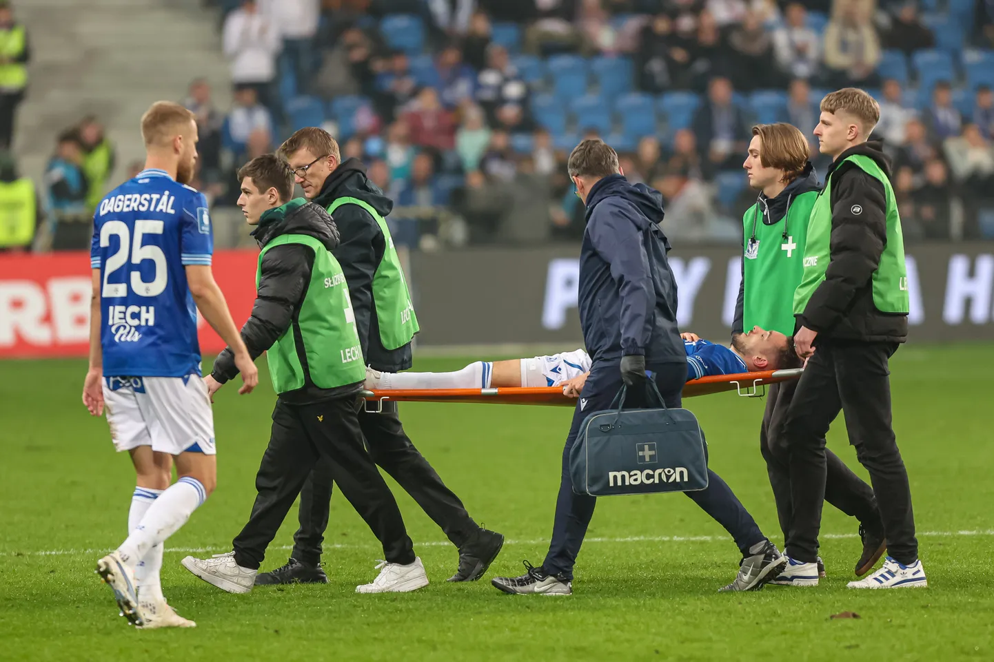 Afonso Sousa toimetati platsilt ära kanderaamil.