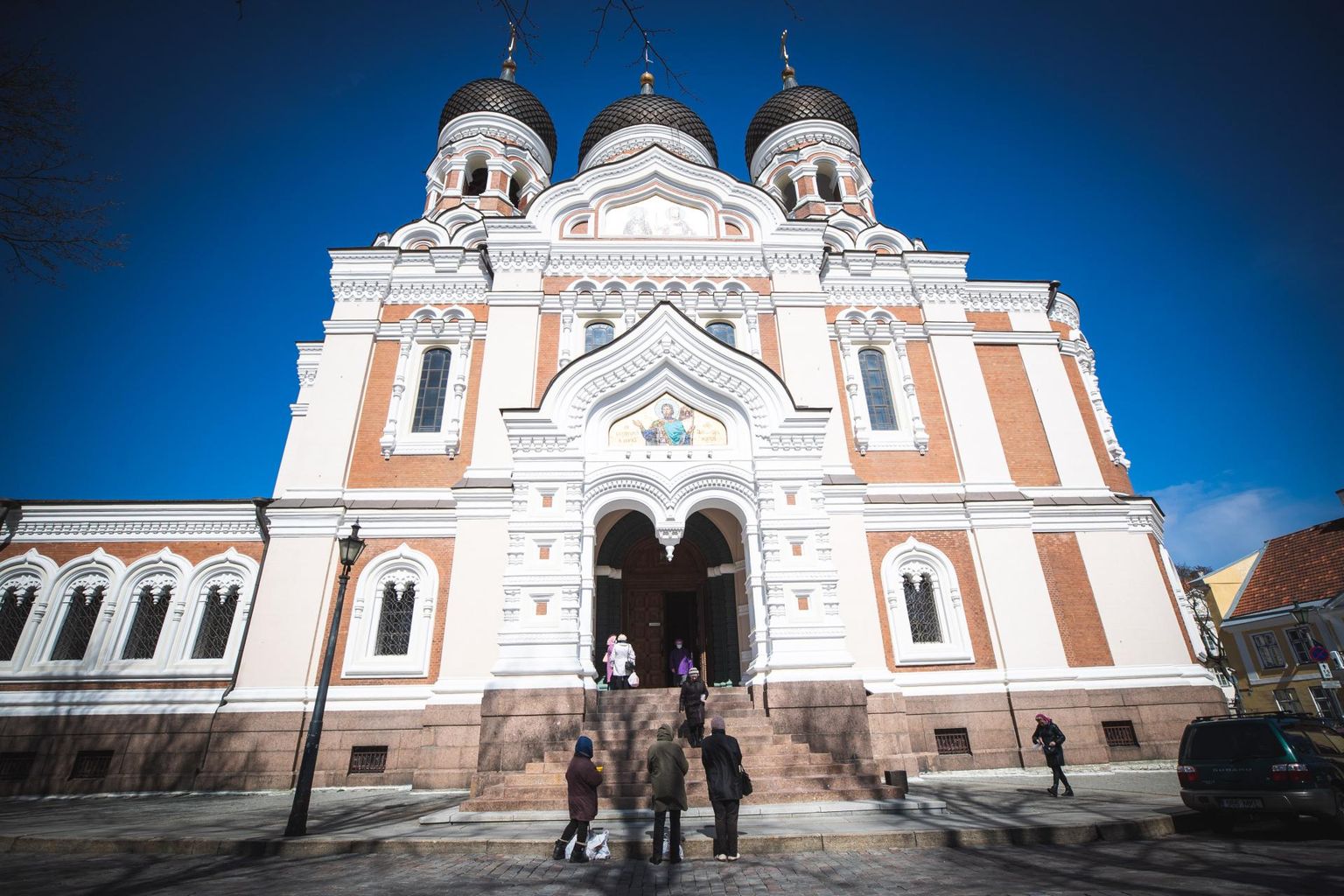 Nevski katedraali Tallinnas Toompeal käsutab Moskva Patriarhaadi Eesti Õigeusu Kirik, mille kõrgeim pea patriarh Kirill on Vladimir Putini veendunud toetaja.