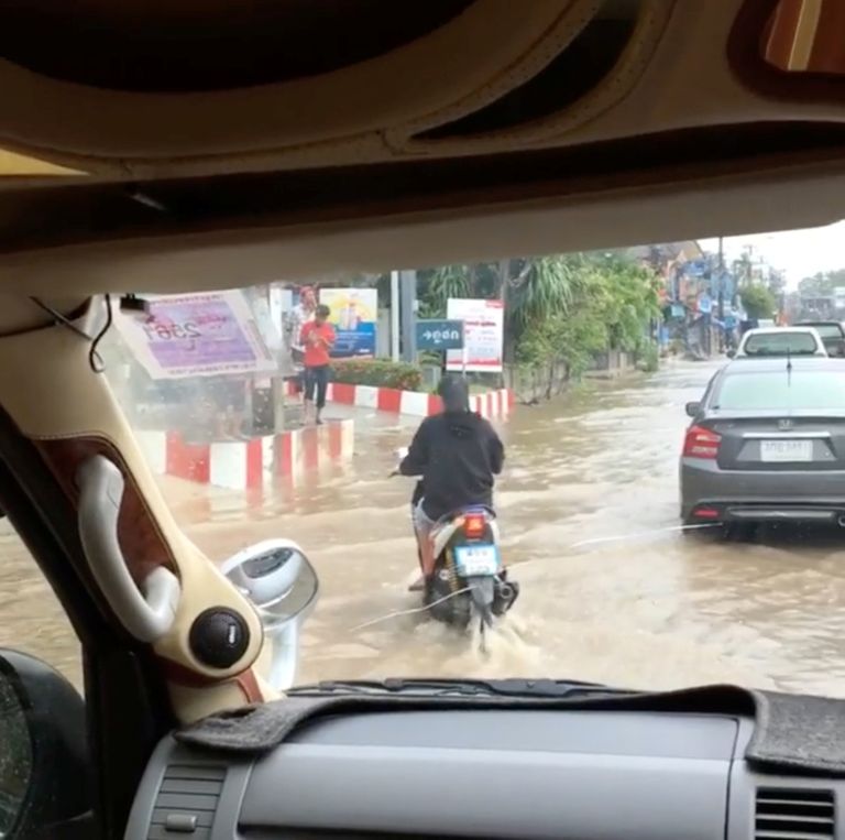 Sõidukid üleujutatud tänaval Koh Samuil täna hommikul.