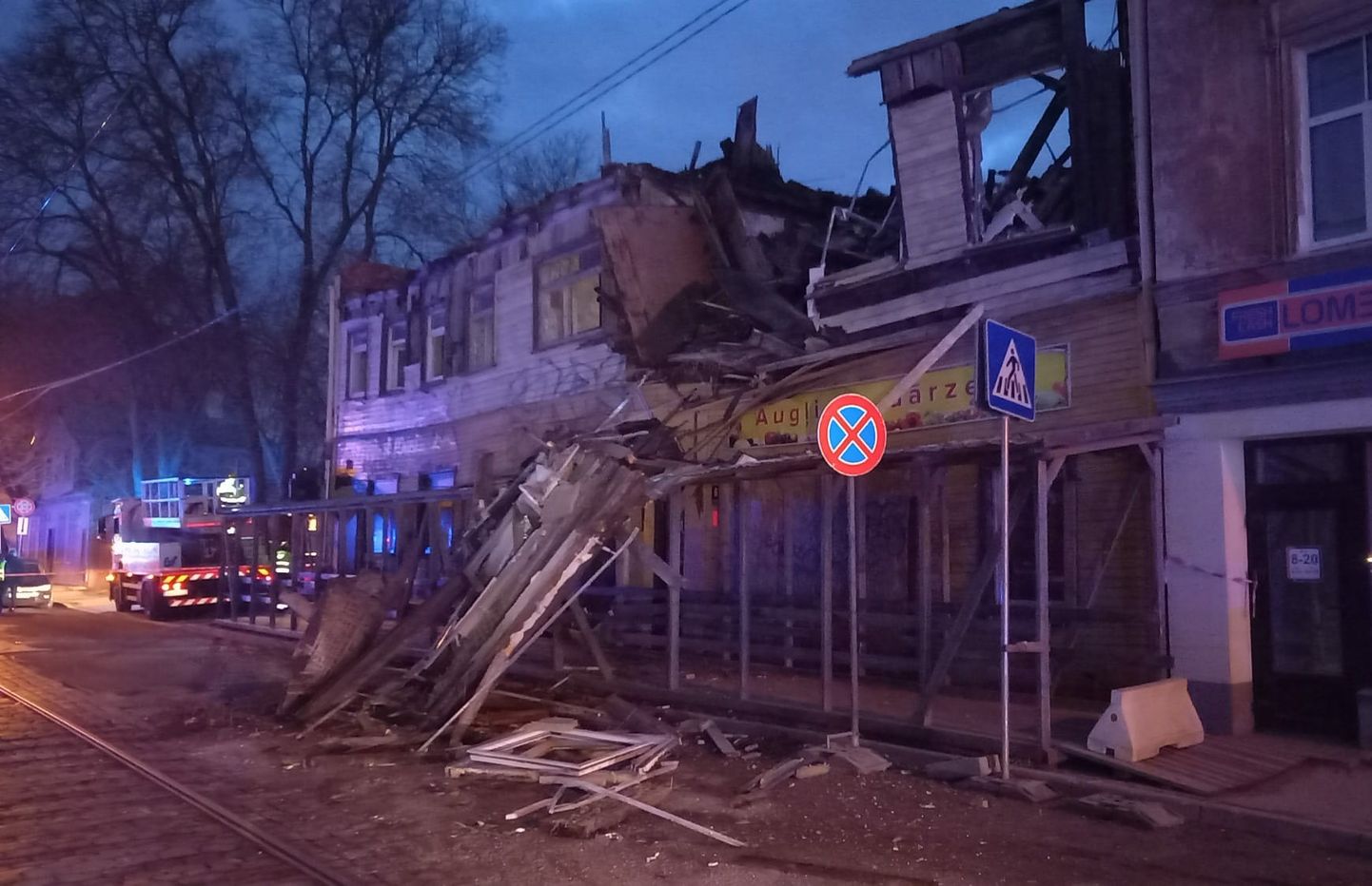 На ул. Петерсалас обрушилась стена заброшенного дома; изменен маршрут трамвая №5