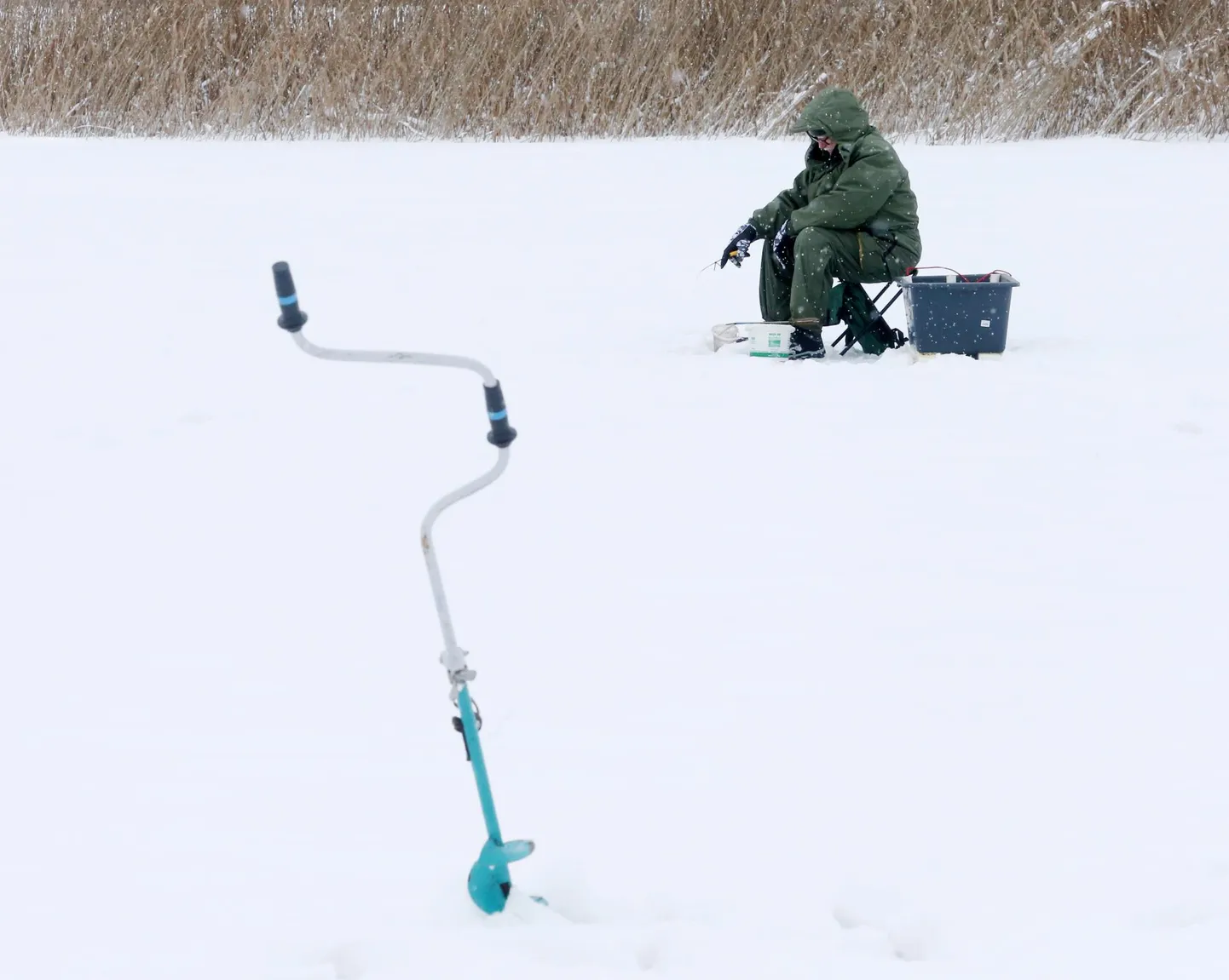 Kalamees jääl. Pilt on illustreeriv.
