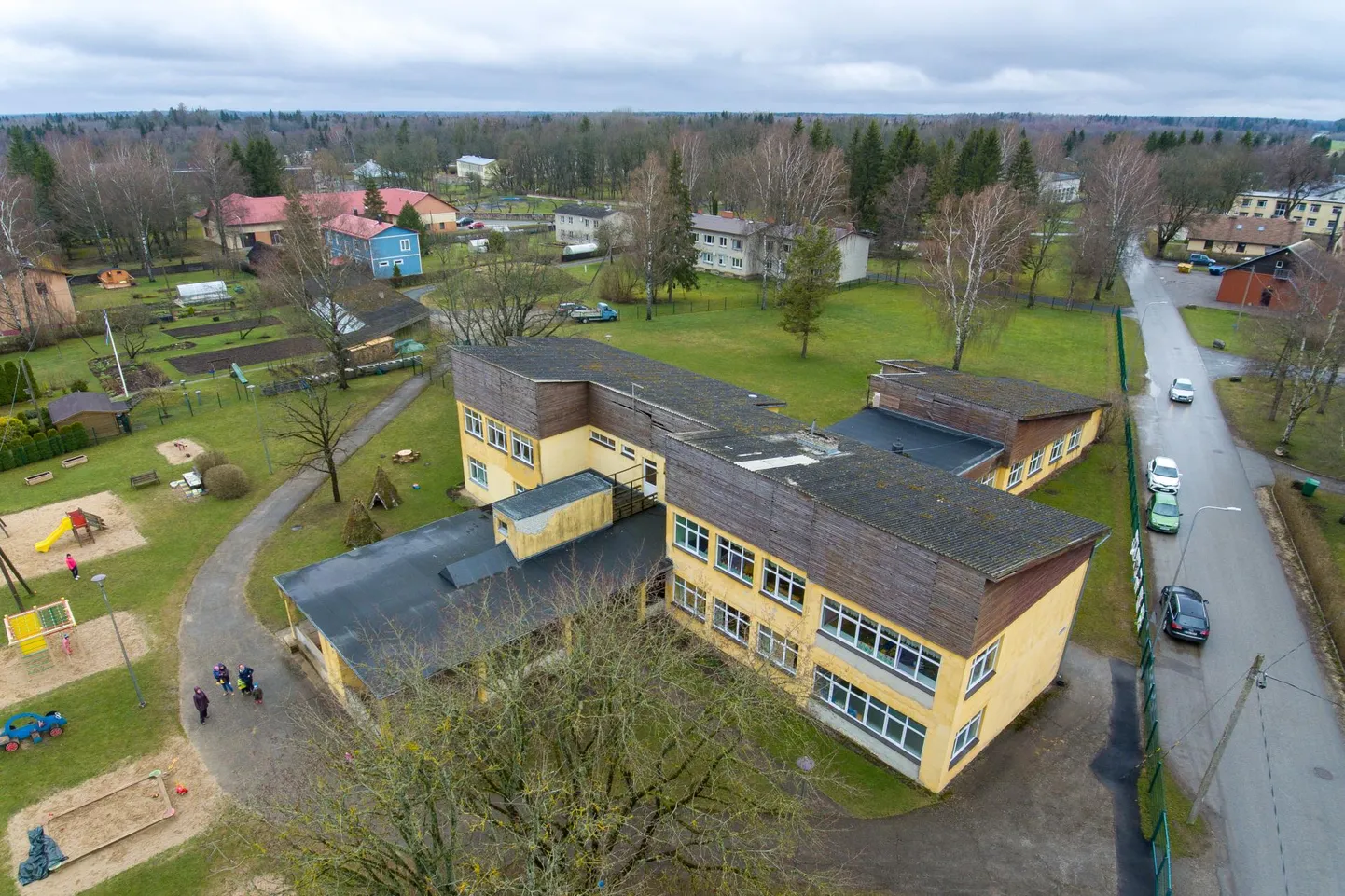 Roosna-Alliku lasteaia suur murekoht on katus, mille küljest kukub laudu alla.