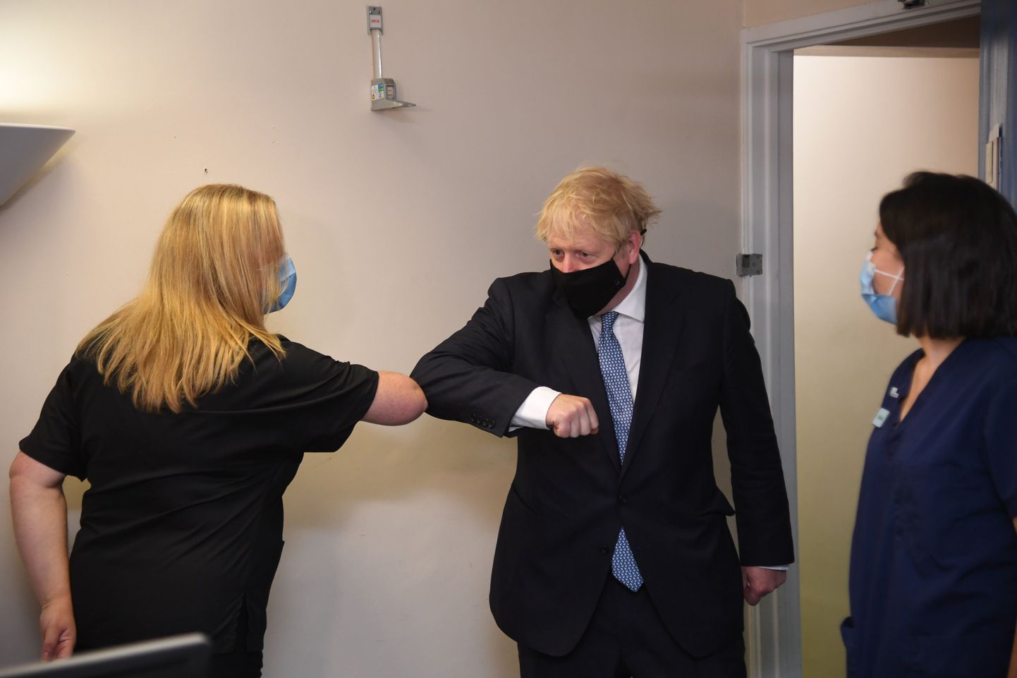Boris Johnson haiglapersonaliga tervitamas.