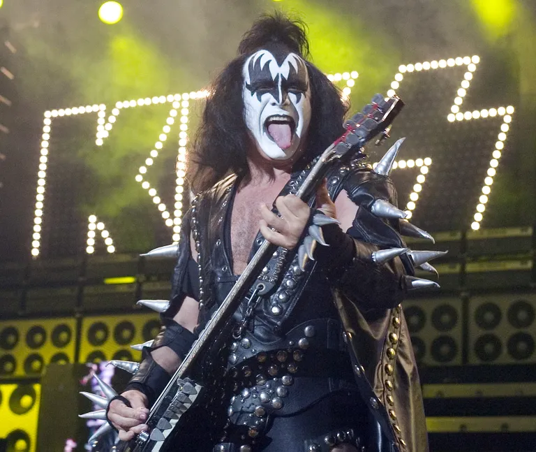 Gene Simmons (2004) bändist KISS, kes oli üks esimesi, kes oma idenditeeti varjasid.