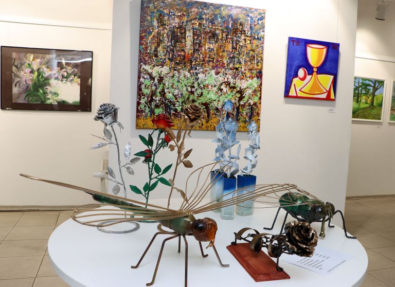Näituse külaline Valeri Kovalevski näitab enda meisterdatud metallist esemeid esimest korda.