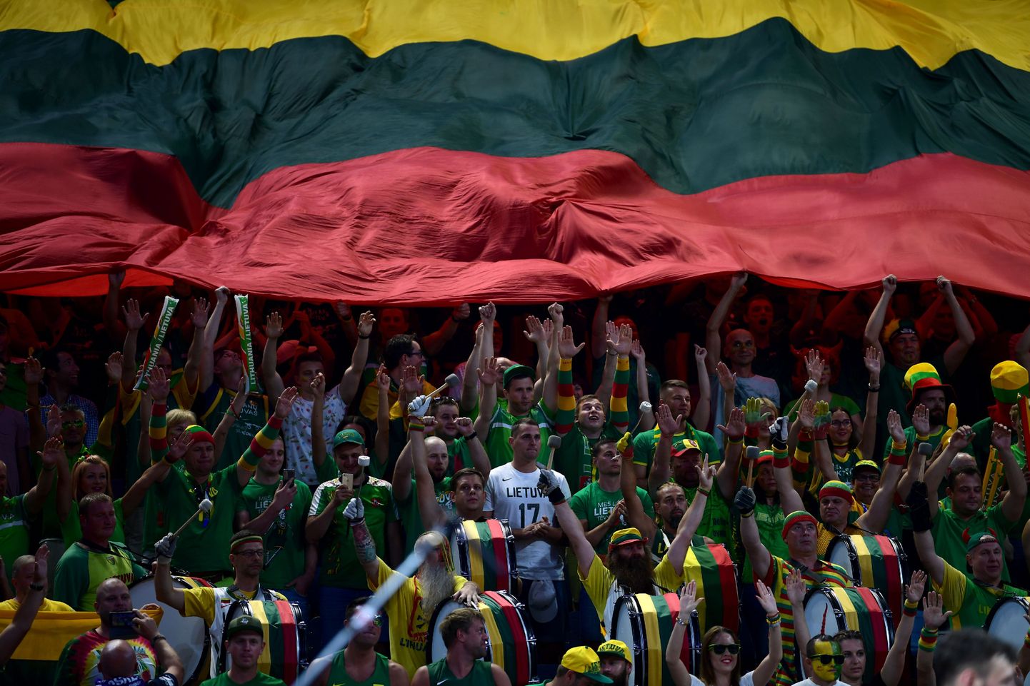Leedust on Hiinas toimuvale meeste korvpalli MMile sõitnud arvukas pöidlahoidjate seltskond