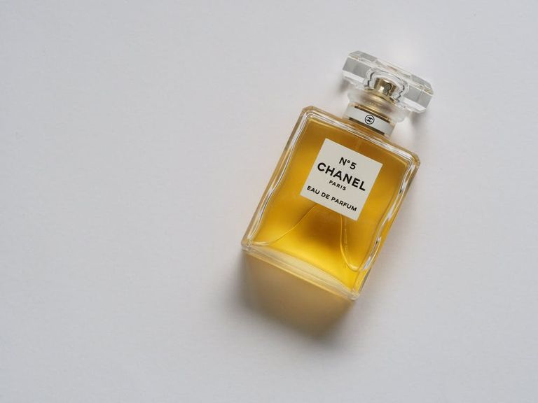 Известный французский парфюм - Chanel №5.
