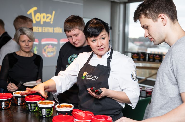 ​​«Võib öelda, et Topz! on peakokkade maitse, mis on pugenud töölaua sahtlisse,» ütles Eesti Peakokkade Ühenduse liige Inga Paenurm. 