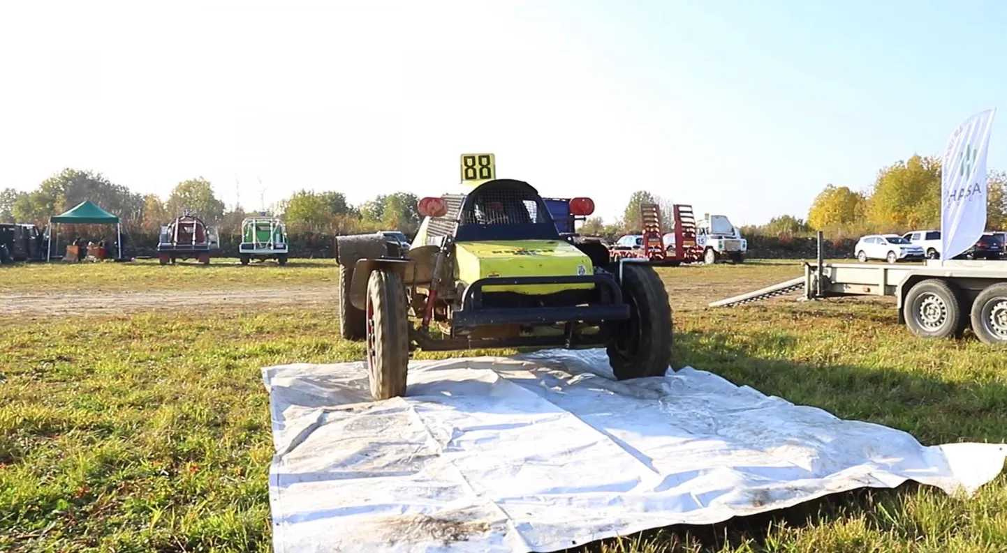Valimiste reklaamplakatid on valmistatud vedelikukindlast materjalist ja seetõttu himustavad neid ka autosportlased.