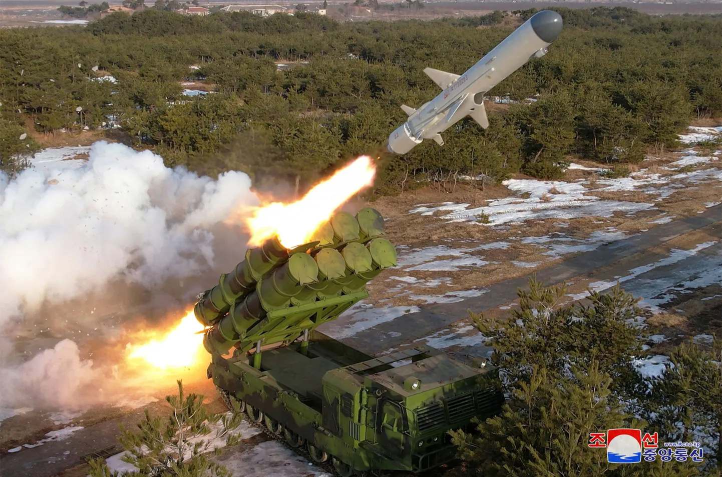 KCNA edastatud foto raketikatsetusest.