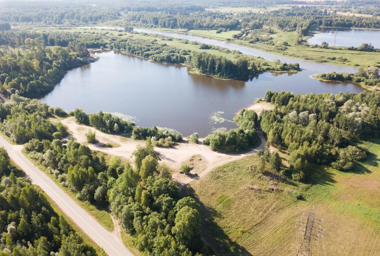 Luunja vallas asuv Kabina karjäär on ühenduses Emajõega (pildil taamal), mistõttu kehtisid selle juures veel eelmise aastani samasugused ehituspiirangud nagu jõgede puhul. Praeguseks on veekogu aga eraldiseisvaks järveks nimetatud ning selle äärde elamu- ja puhkepiirkonna rajamisele roheline tuli antud.