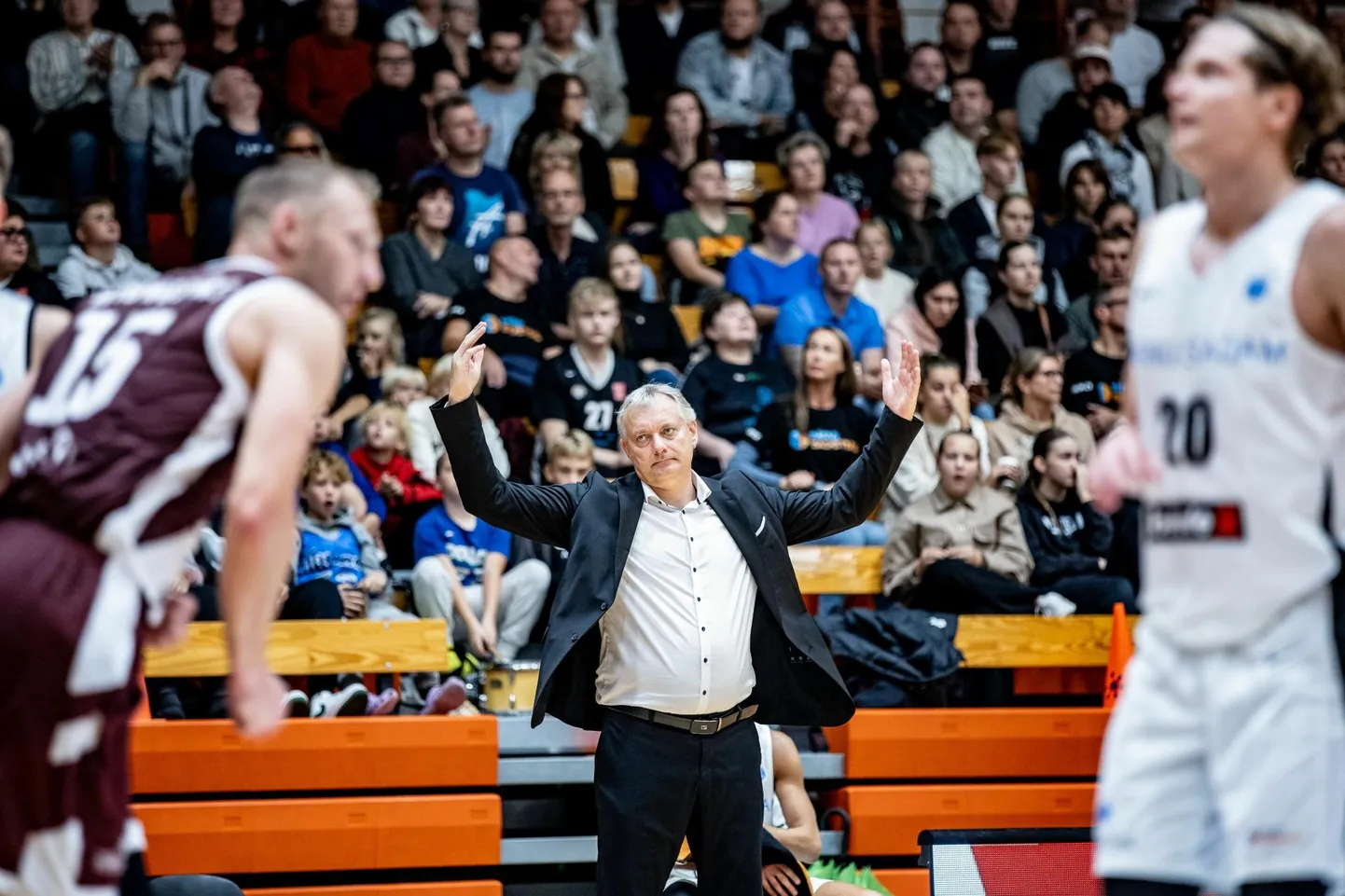 Rekordiline Pärnu publik ja peatreener Gert Kullamäe ei näinud suvepealinlaste parimat partiid. Seevastu Kalev/Cramo oli sõiduvees.