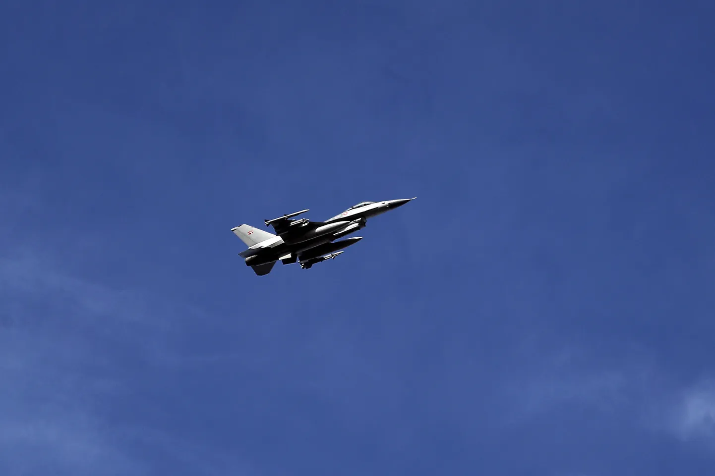 Военный самолёт в небе Латвии