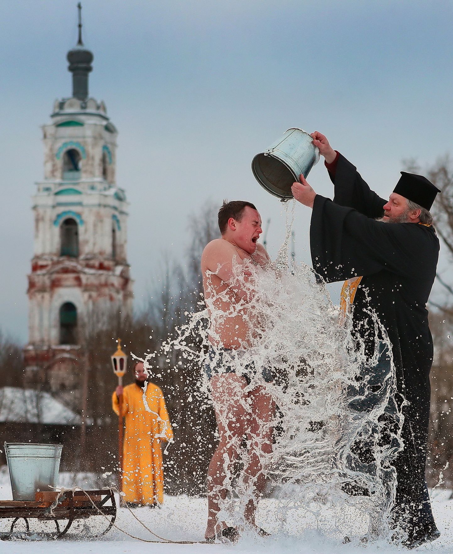 Vene õigeusk jälgib tänaseni vana, Juliuse kalendrit. 19. jaanuaril tähistatakse vette kastmise rituaaliga Jeesuse ristimist