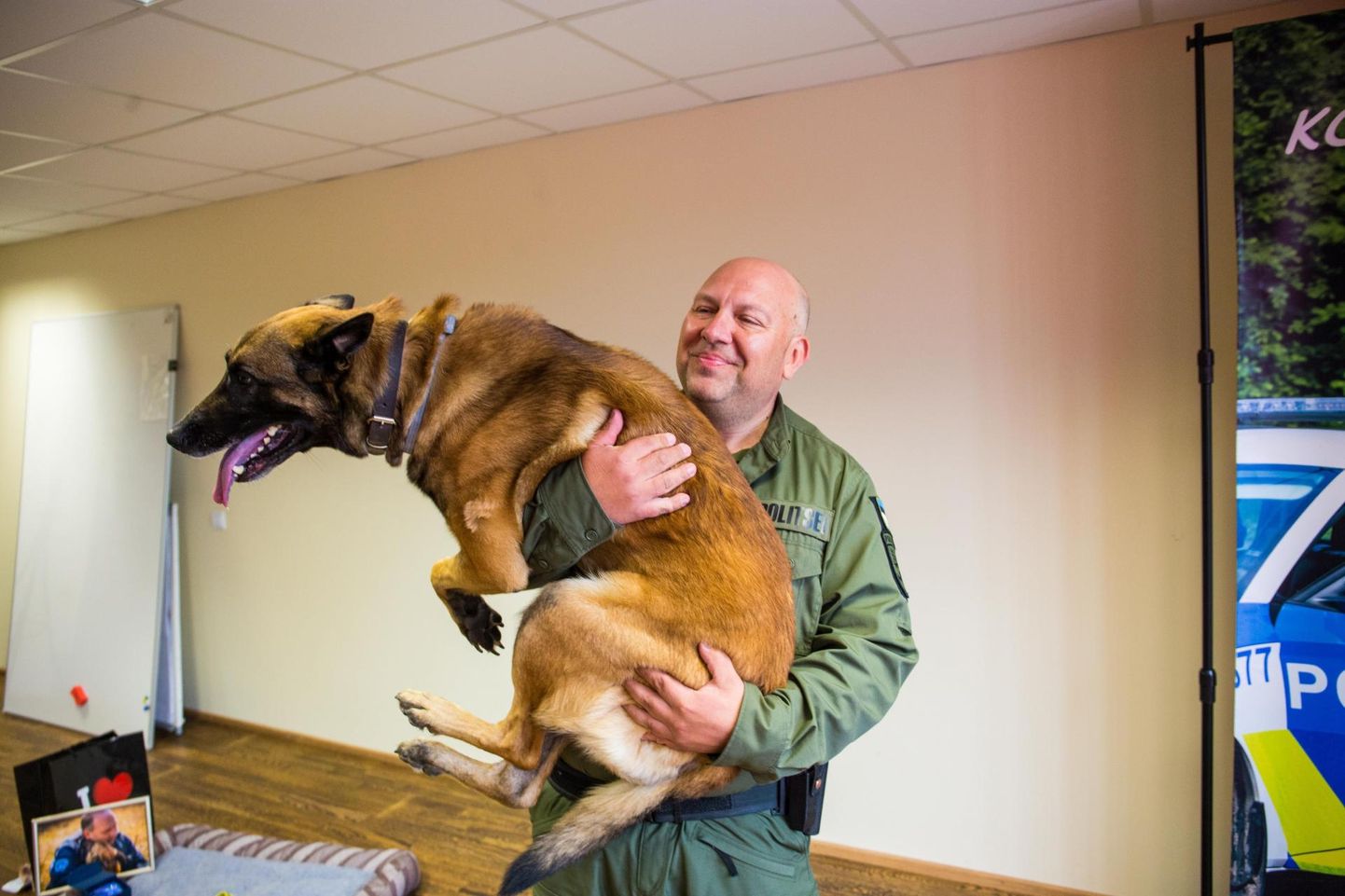 Täna saadeti Ida prefektuurist väljateenitud pensionile teenekas tunnustatud politseikoer Nacho. Koos oma peremehe koerajuht Raul Bambergiga on ta päästnud nelja inimese elu.