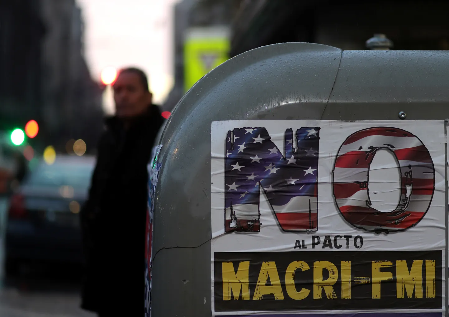 Plakat Buenos Aireses, millel on kirkas: "Ei Makcri IMF-i lepingule".